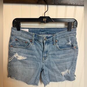 GAP 5in Mid Rise Girlfriend Short Size 26